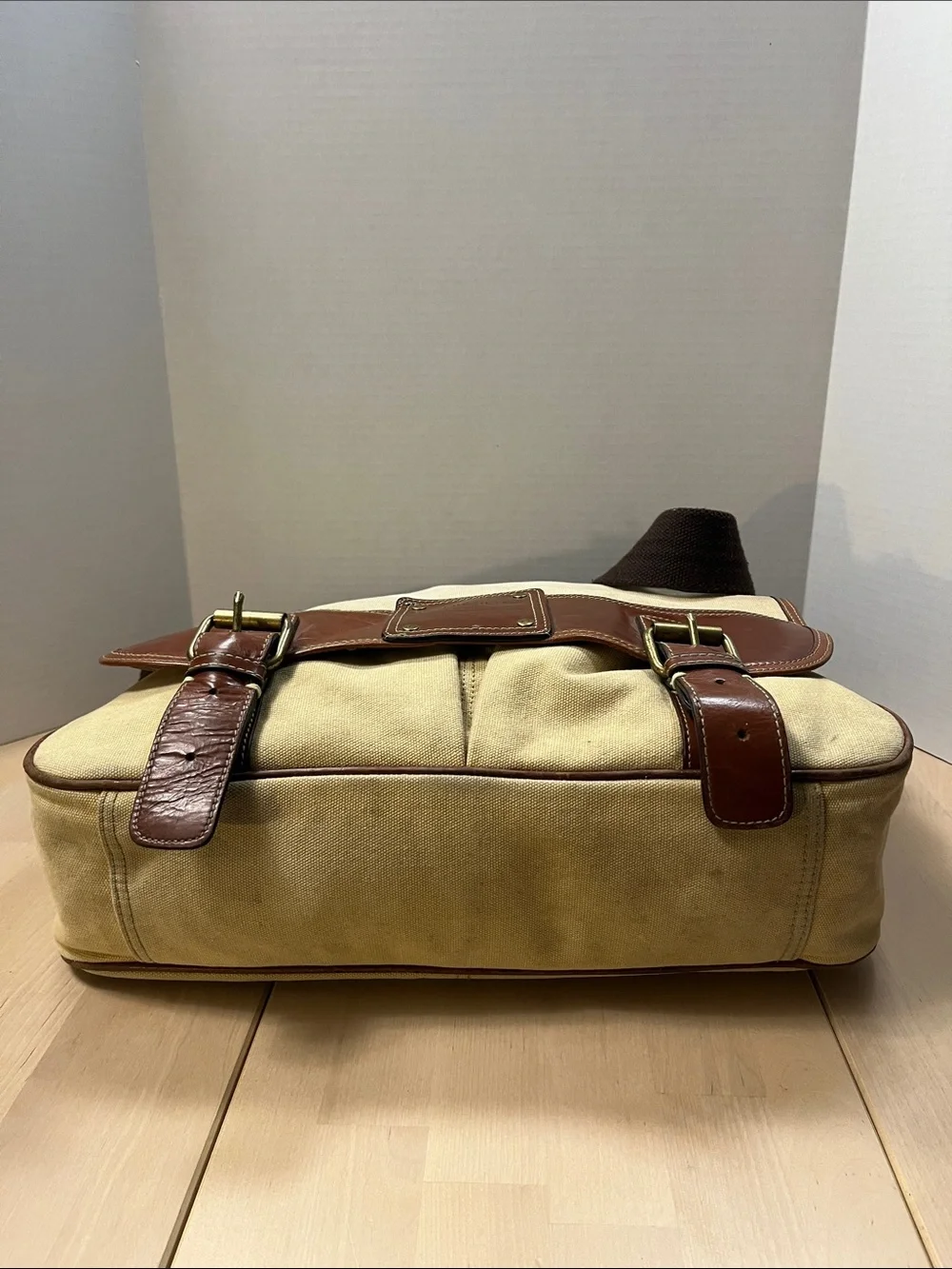 FOSSIL Tan Canvas w/ Brown Leather Trim & Brown Strap Messenger Bag Commuter Bag
